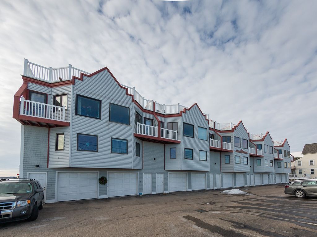 Image 1 of property listing at 561 Ocean Blvd Unit 4, Hampton, NH 03842