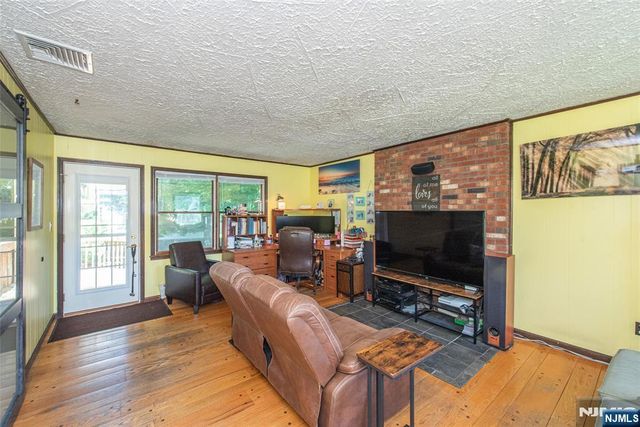 4 Hover Drive, Mount Arlington Boro, NJ 07856