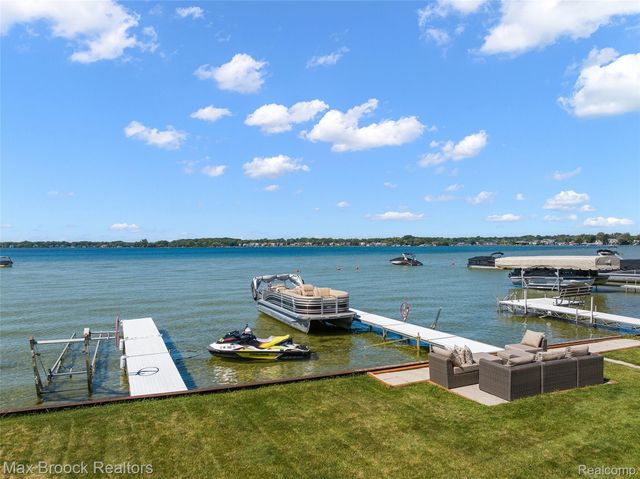 2022 Willow Beach Street, Keego Harbor, MI 48320
