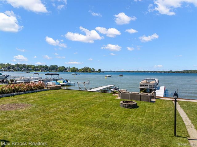 2022 Willow Beach Street, Keego Harbor, MI 48320