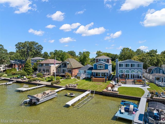 2022 Willow Beach Street, Keego Harbor, MI 48320