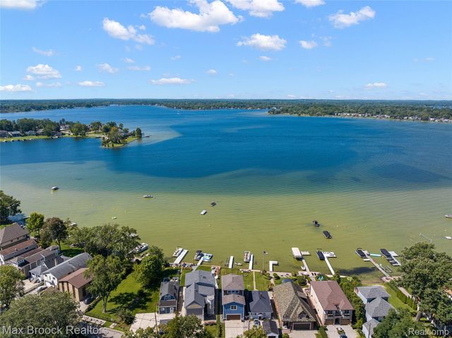 2022 Willow Beach Street, Keego Harbor, MI 48320