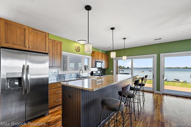 2022 Willow Beach Street, Keego Harbor, MI 48320