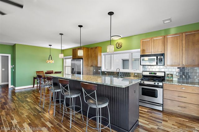 2022 Willow Beach Street, Keego Harbor, MI 48320