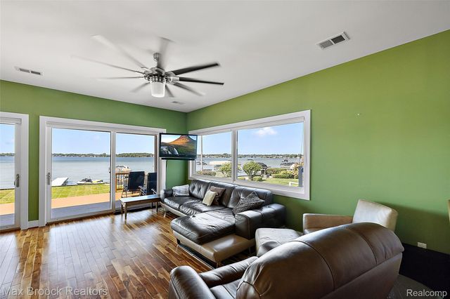 2022 Willow Beach Street, Keego Harbor, MI 48320