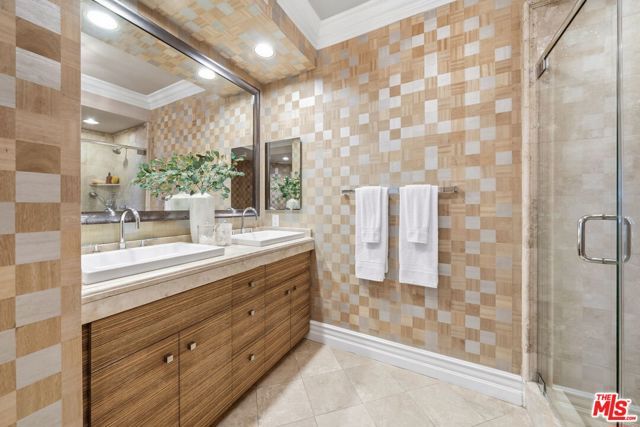 850 N Croft Avenue 202, West Hollywood, CA 90069