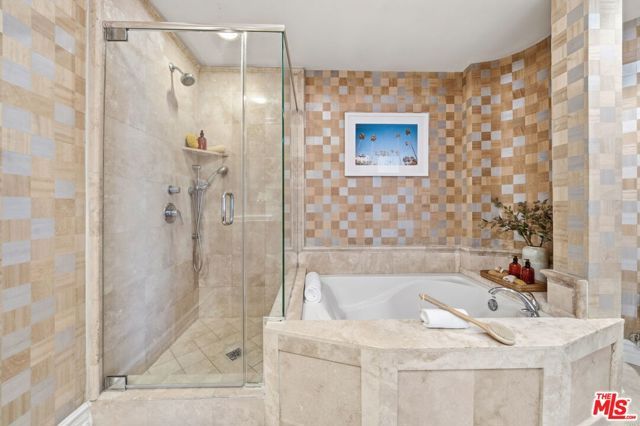 850 N Croft Avenue 202, West Hollywood, CA 90069