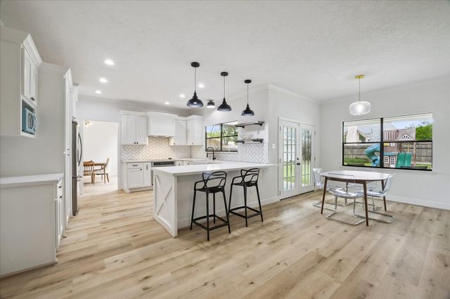 823 Millpond Drive, Sugar Land, TX 77498