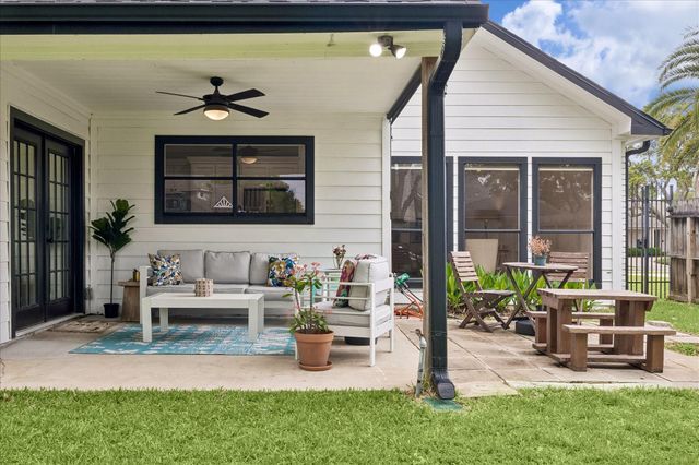 823 Millpond Drive, Sugar Land, TX 77498