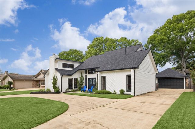 823 Millpond Drive, Sugar Land, TX 77498