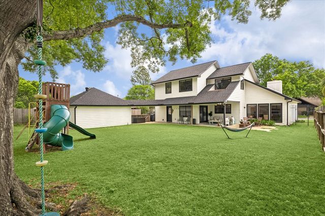 823 Millpond Drive, Sugar Land, TX 77498