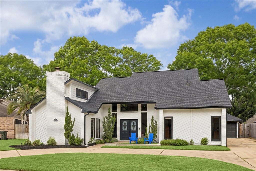 823 Millpond Drive, Sugar Land, TX 77498