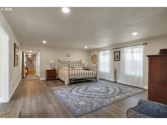 230 Se HOWELL PRAIRIE Rd, Salem, OR 97317