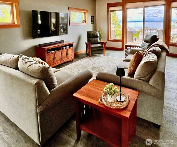 7940 Beach Drive E, Port Orchard, WA 98366