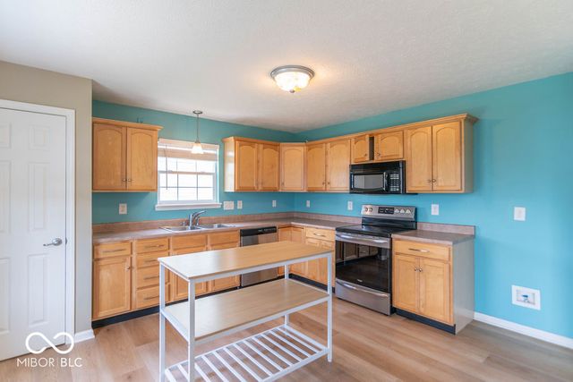 711 Bluff Creek Drive, Fortville, IN 46040