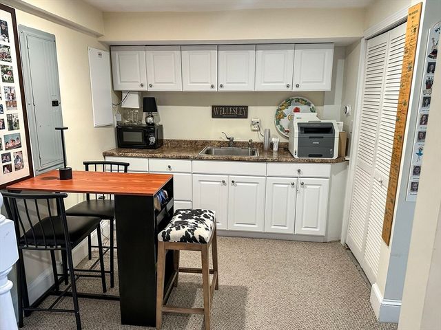 15 Waban 15, Wellesley, MA 02482