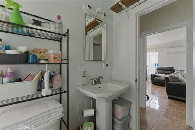 725 W 107th, Los Angeles, CA 90044