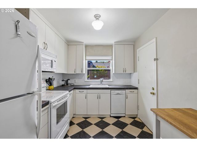 2120 Ne HALSEY St 31, Portland, OR 97232