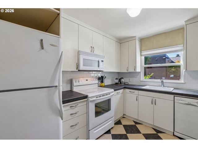2120 Ne HALSEY St 31, Portland, OR 97232