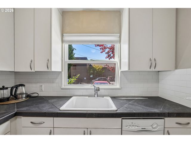 2120 Ne HALSEY St 31, Portland, OR 97232