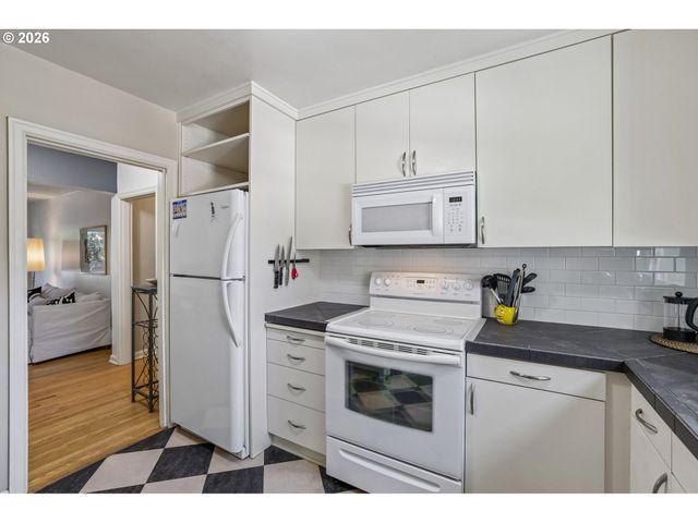 2120 Ne HALSEY St 31, Portland, OR 97232
