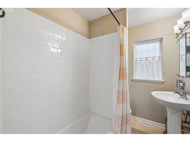 2120 Ne HALSEY St 31, Portland, OR 97232