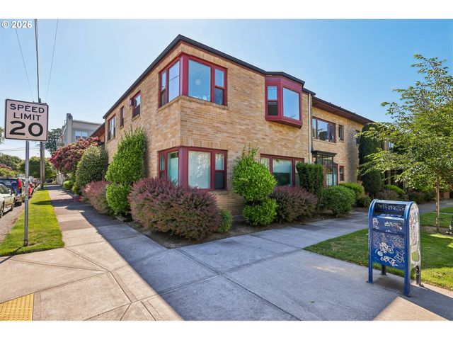 2120 Ne HALSEY St 31, Portland, OR 97232