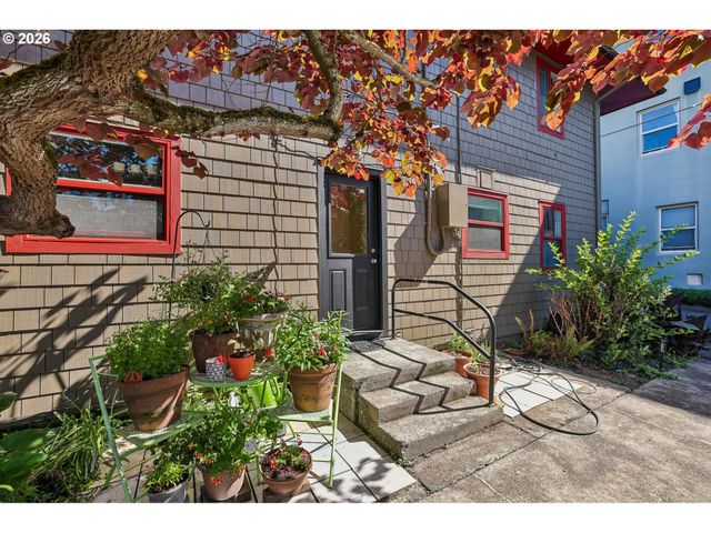 2120 Ne HALSEY St 31, Portland, OR 97232