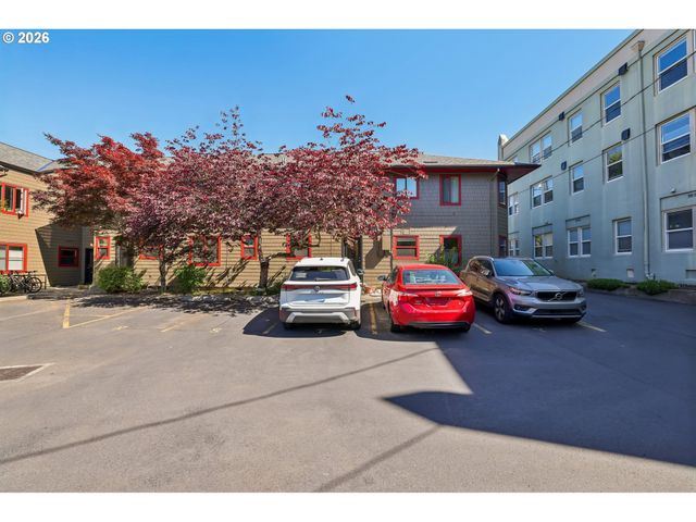 2120 Ne HALSEY St 31, Portland, OR 97232
