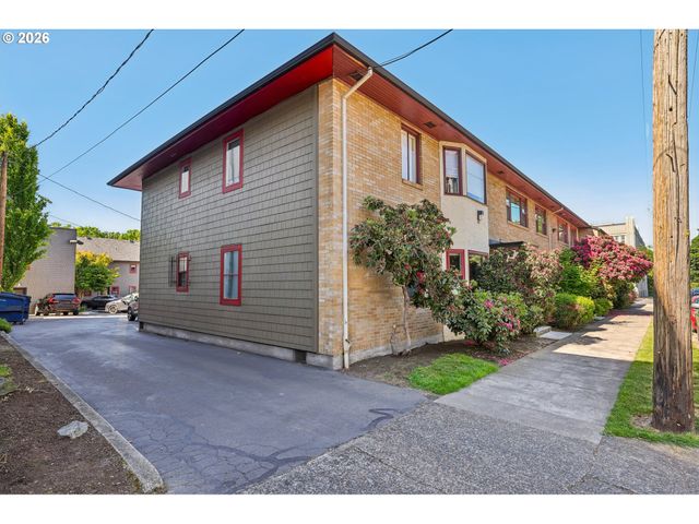 2120 Ne HALSEY St 31, Portland, OR 97232
