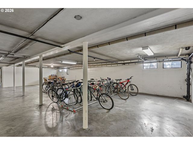 2120 Ne HALSEY St 31, Portland, OR 97232