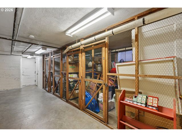 2120 Ne HALSEY St 31, Portland, OR 97232