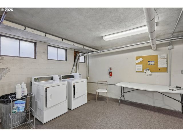 2120 Ne HALSEY St 31, Portland, OR 97232