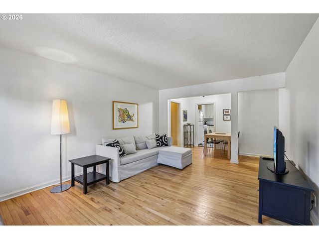 2120 Ne HALSEY St 31, Portland, OR 97232