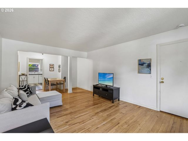 2120 Ne HALSEY St 31, Portland, OR 97232