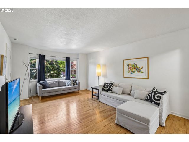 2120 Ne HALSEY St 31, Portland, OR 97232