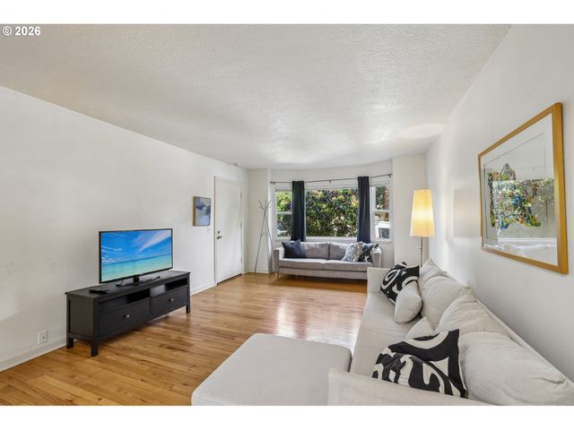 2120 Ne HALSEY St 31, Portland, OR 97232