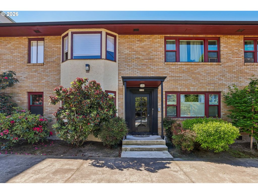 2120 Ne HALSEY St 31, Portland, OR 97232