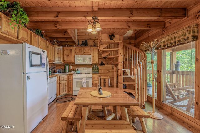 1637 Lamons Loop, Sevierville, TN 37876