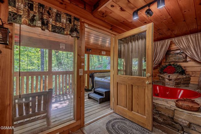 1637 Lamons Loop, Sevierville, TN 37876