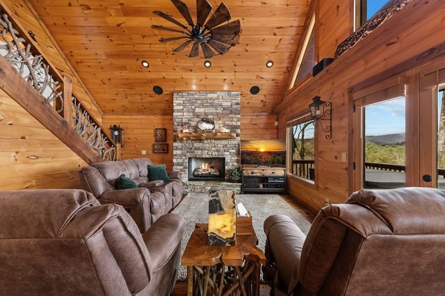 267 Oasis Drive, Blue Ridge, GA 30513