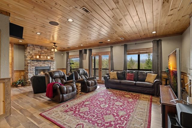 267 Oasis Drive, Blue Ridge, GA 30513