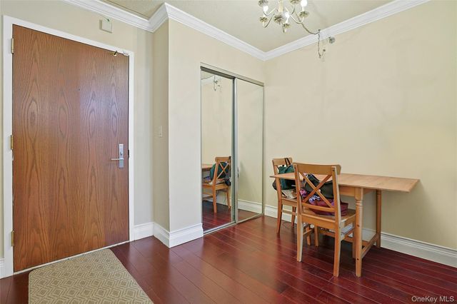 4 Martine 421, White Plains, NY 10606