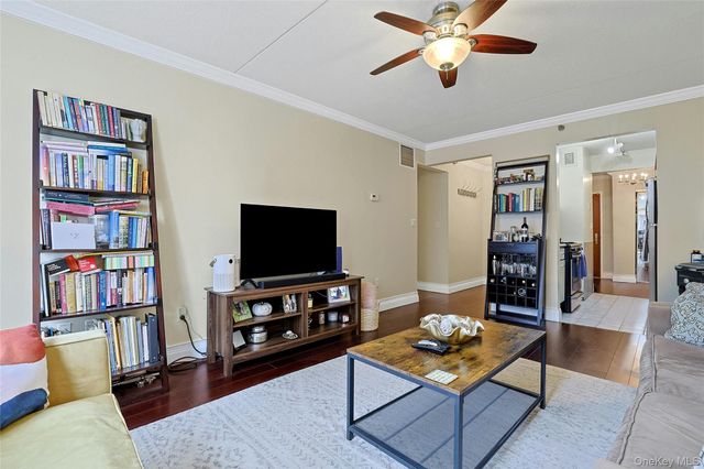 4 Martine 421, White Plains, NY 10606