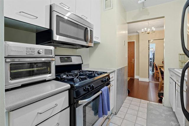 4 Martine 421, White Plains, NY 10606