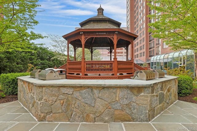 4 Martine 421, White Plains, NY 10606