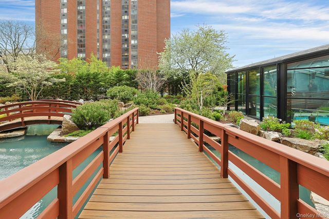 4 Martine 421, White Plains, NY 10606