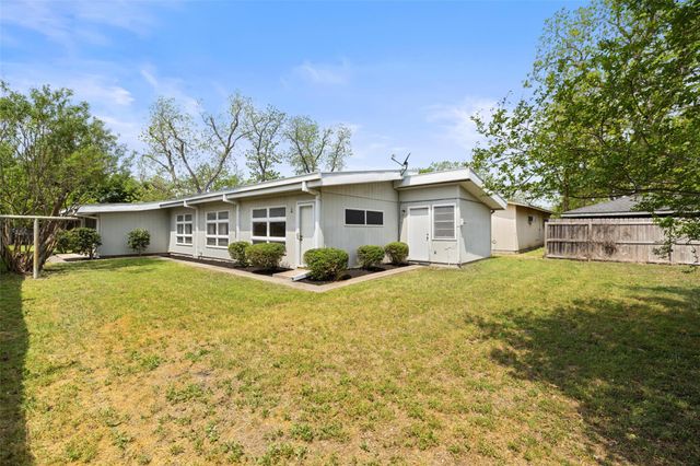 1310 Thompson ST, Taylor, TX 76574