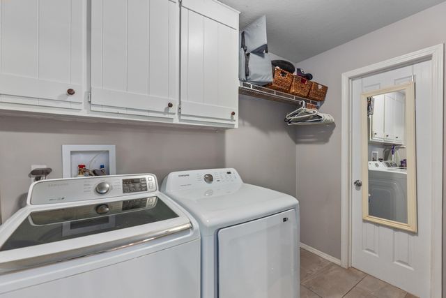 944 N Valleyview Ln, Wichita, KS 67212