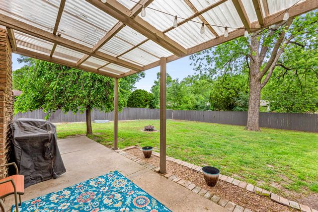 944 N Valleyview Ln, Wichita, KS 67212